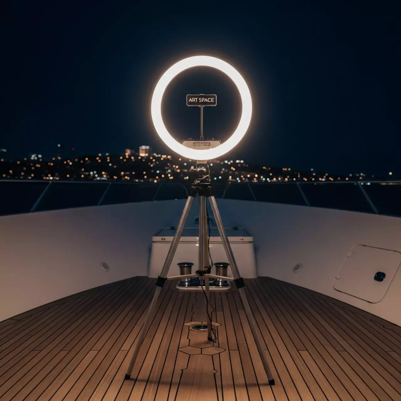 Аренда Лампа кольцевая для фото на штативе 65 Вт в чехле на VIP теплоходе (Морпорт Сочи) — ART SPACE