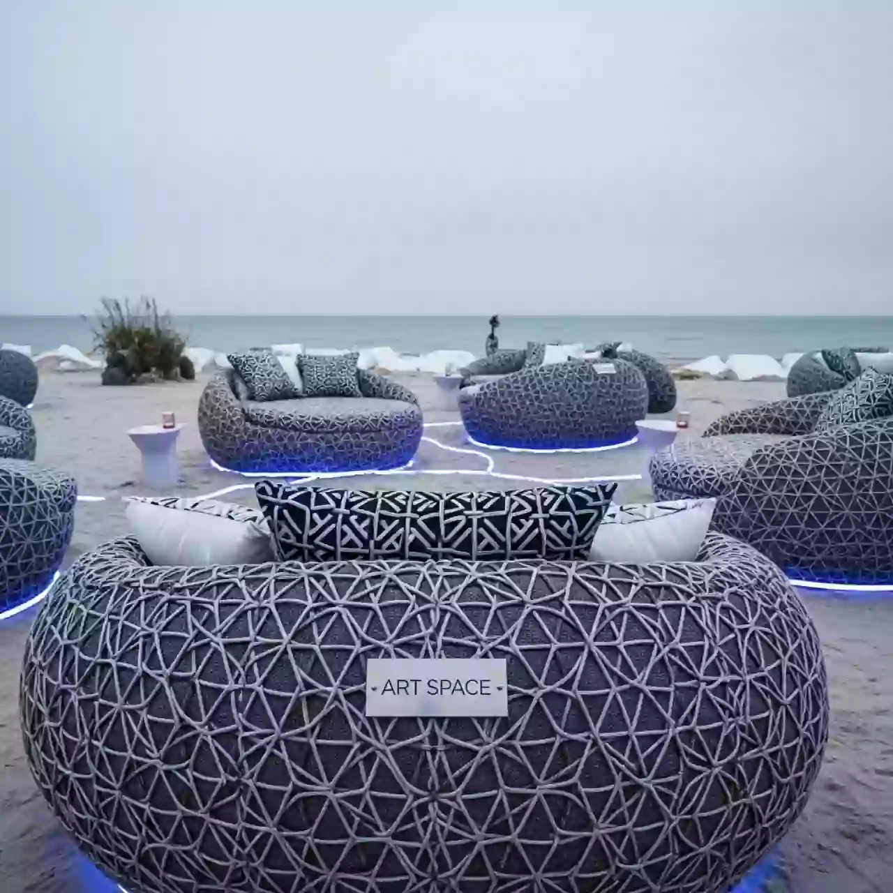 Аренда Лаунж кресло плетеное с подушками Charme на пляже «Маяк» — ART SPACE