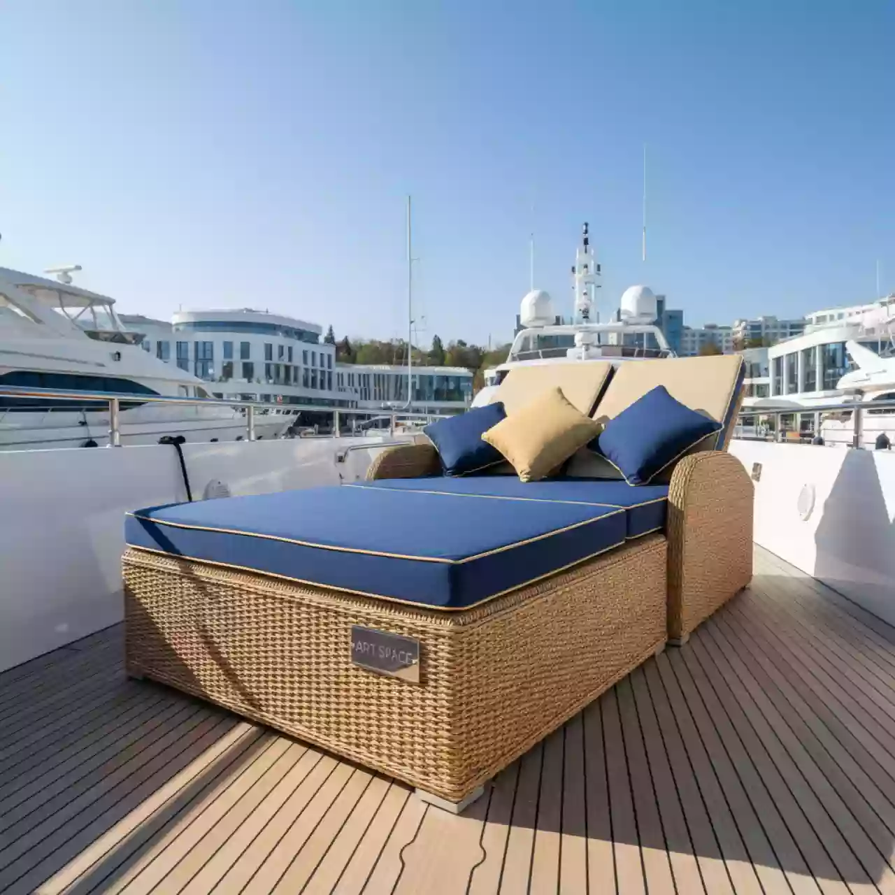 Аренда Лаунж лежак плетеный с подушками Heritage на VIP-яхте (Имеретинский порт) — ART SPACE