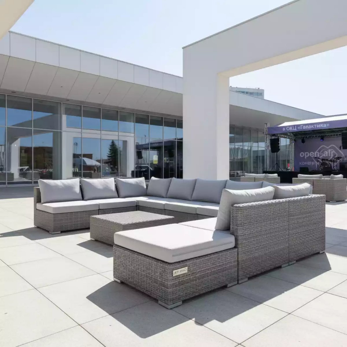 Аренда Лаунж зона трансформирующаяся Лунго из искусственного ротанга гиацинт серая в ОКЦ «Галактика» — ART SPACE