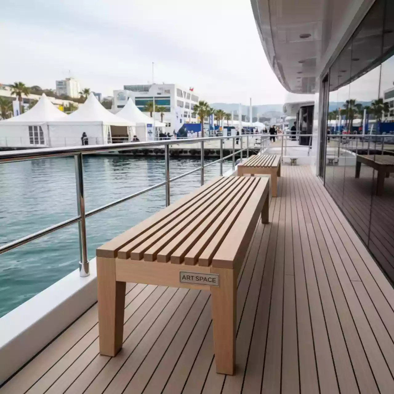 Аренда Лавка реечная 180 на VIP теплоходе (Морпорт Сочи) — ART SPACE