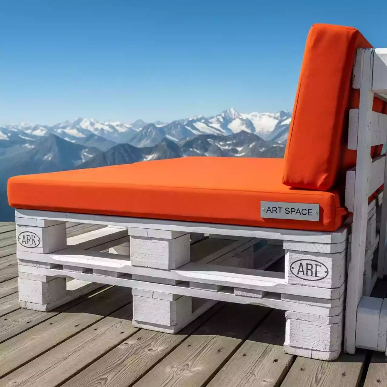 Аренда Лавки из паллет белые с оранжевой подушкой на площадке Rosa Peak (2320м) — ART SPACE