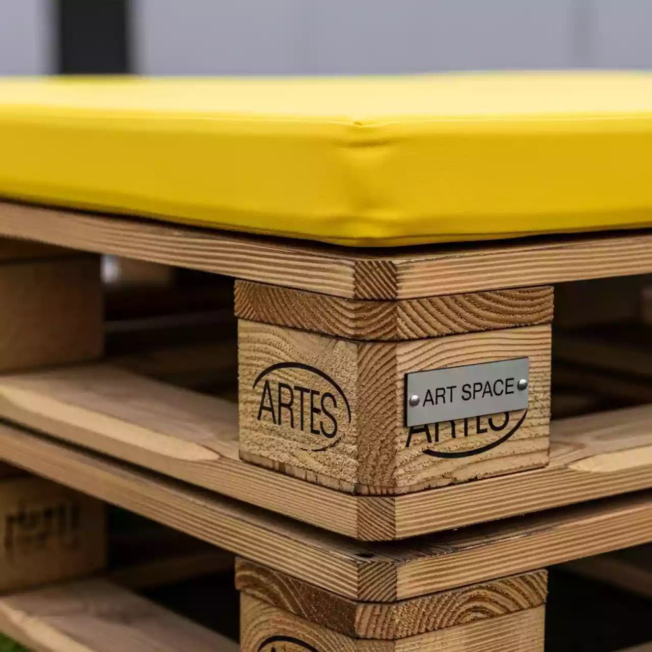 Аренда Лавки из паллет обожженное дерево с желтой подушкой на VIP-яхте (Имеретинский порт) — ART SPACE