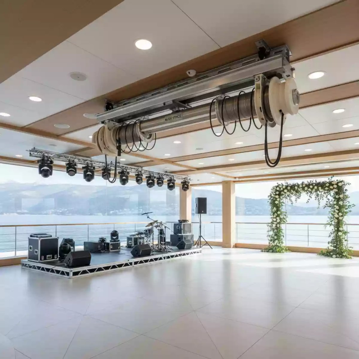 Аренда лебедки и тельферы на VIP теплоходе (Морпорт Сочи) — ART SPACE