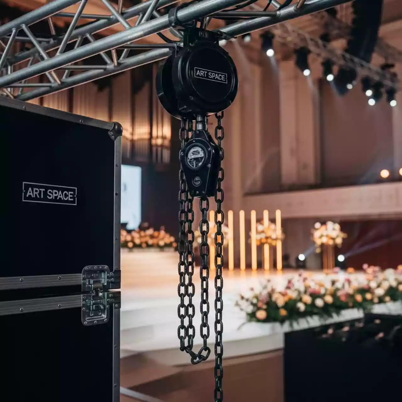 Аренда Лебедки Verlinde SM 10 516V 2 с цепью до 500 кг в Зале органной и камерной музыки — ART SPACE