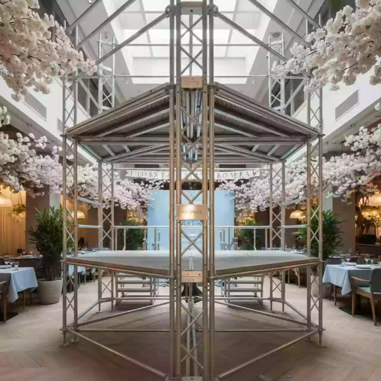 Аренда Леса клиновые строительные ЛСК 100 в ресторане «Магадан» — ART SPACE