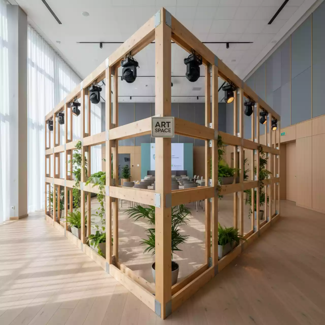 Аренда Леса клиновые строительные в Маринс Парк Отеле — ART SPACE