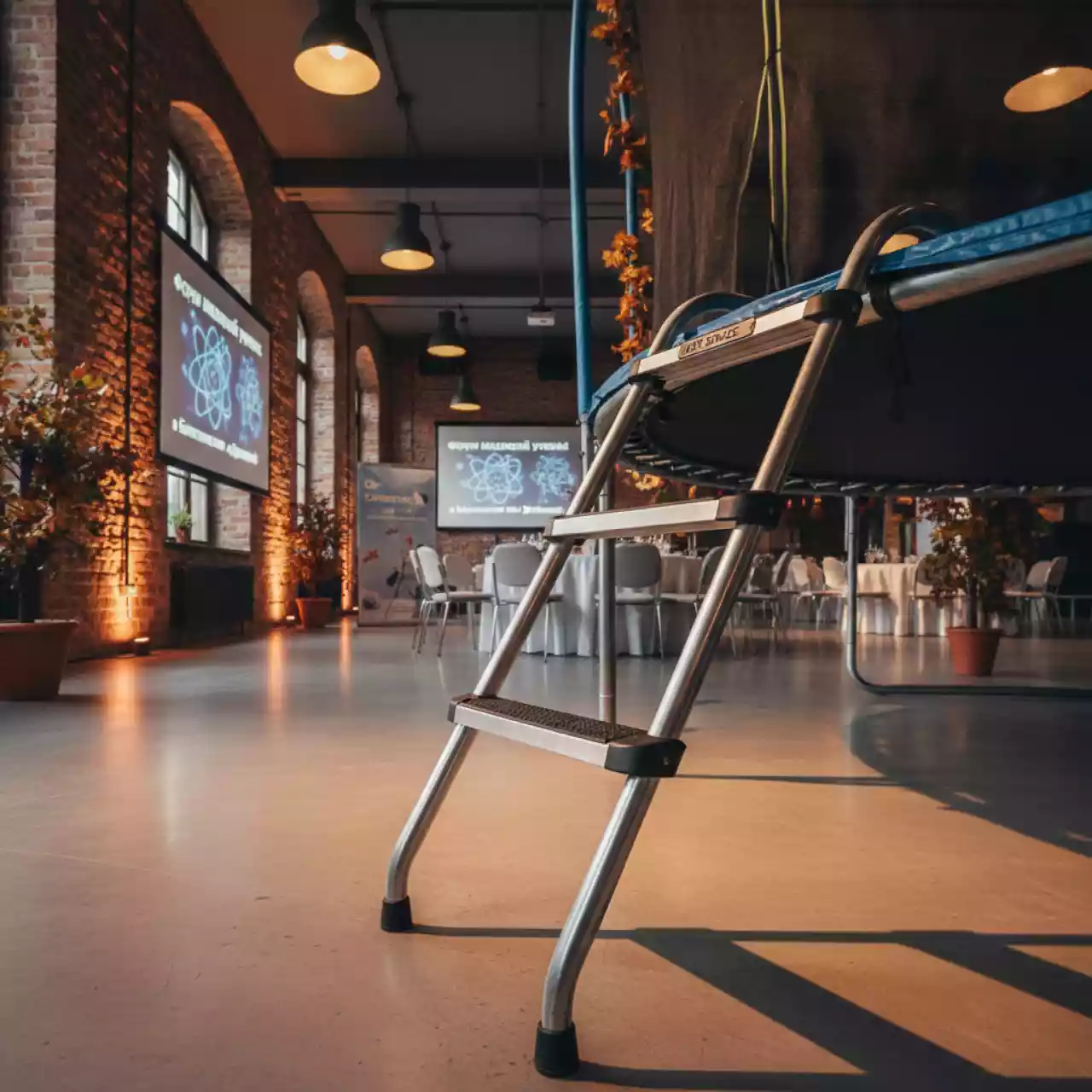 Аренда Лестница для батутов 12 14 футовых в банкетном зале «Дельфин» — ART SPACE