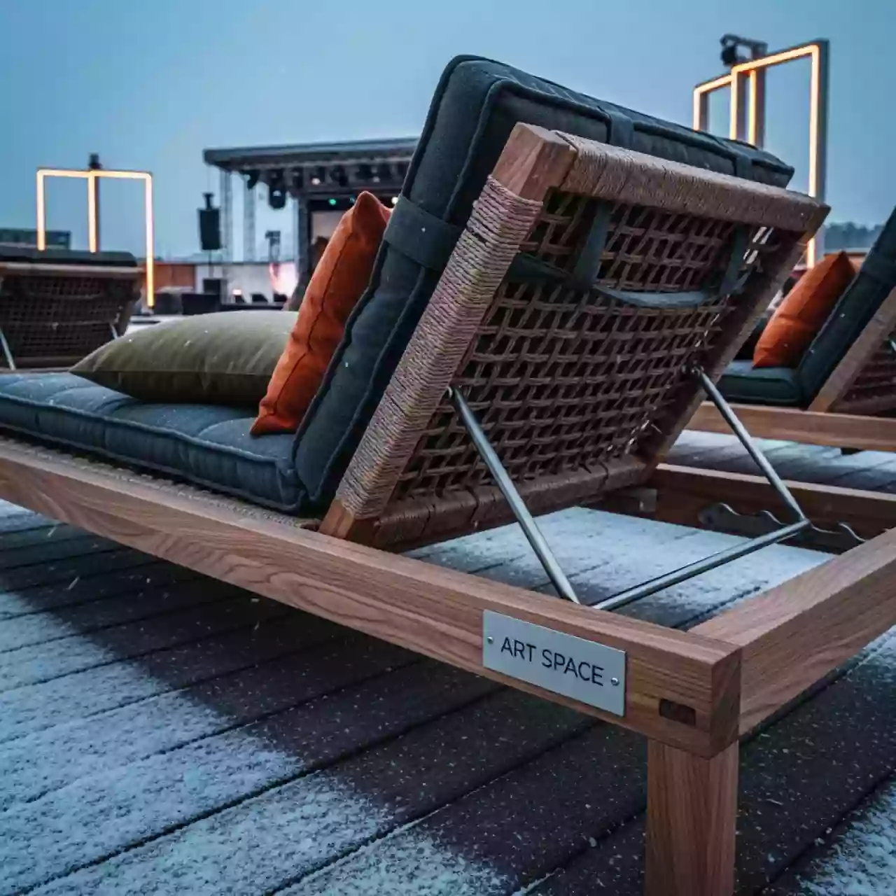 Аренда Лежак деревянный плетеный с подушками Kilt в отеле «Звездный» — ART SPACE