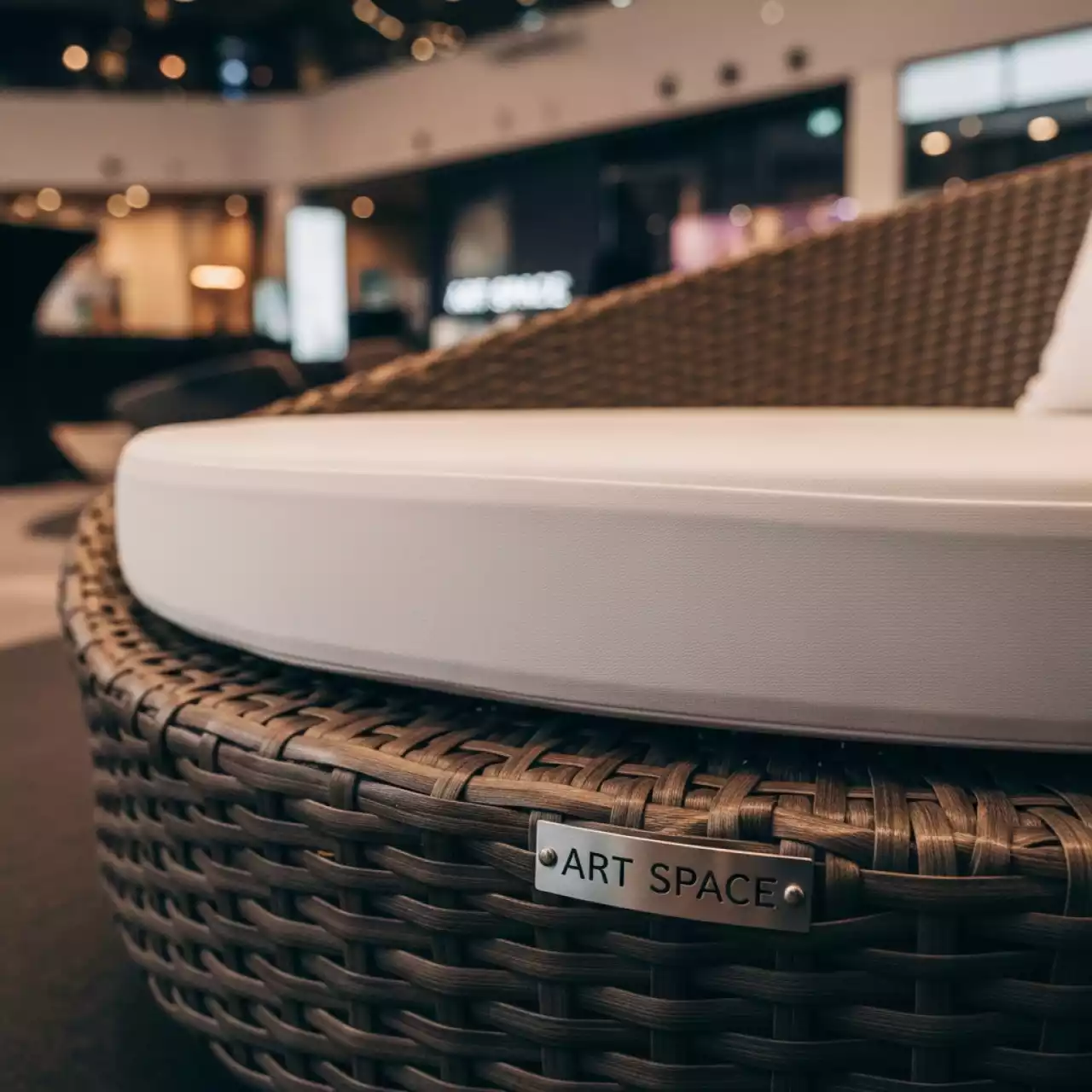 Аренда Лежак плетеный с матрасом Breda в Сириус Арене — ART SPACE