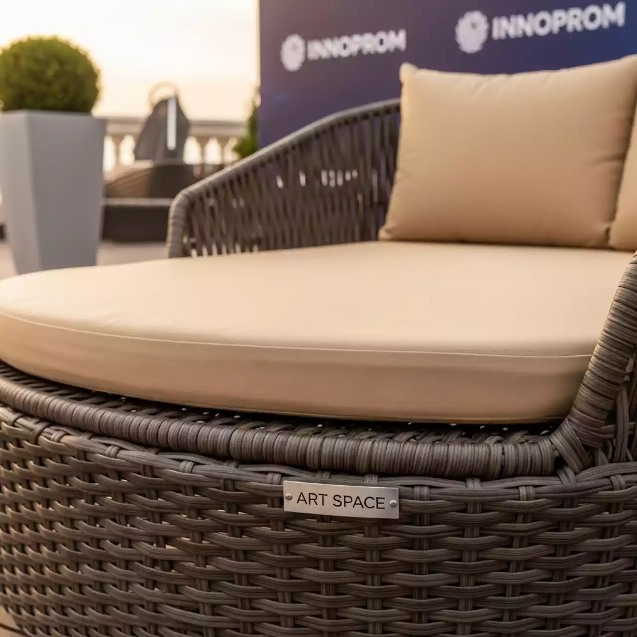 Аренда Лежак плетеный с матрасом Eclat Bisque в казино «Сочи» — ART SPACE