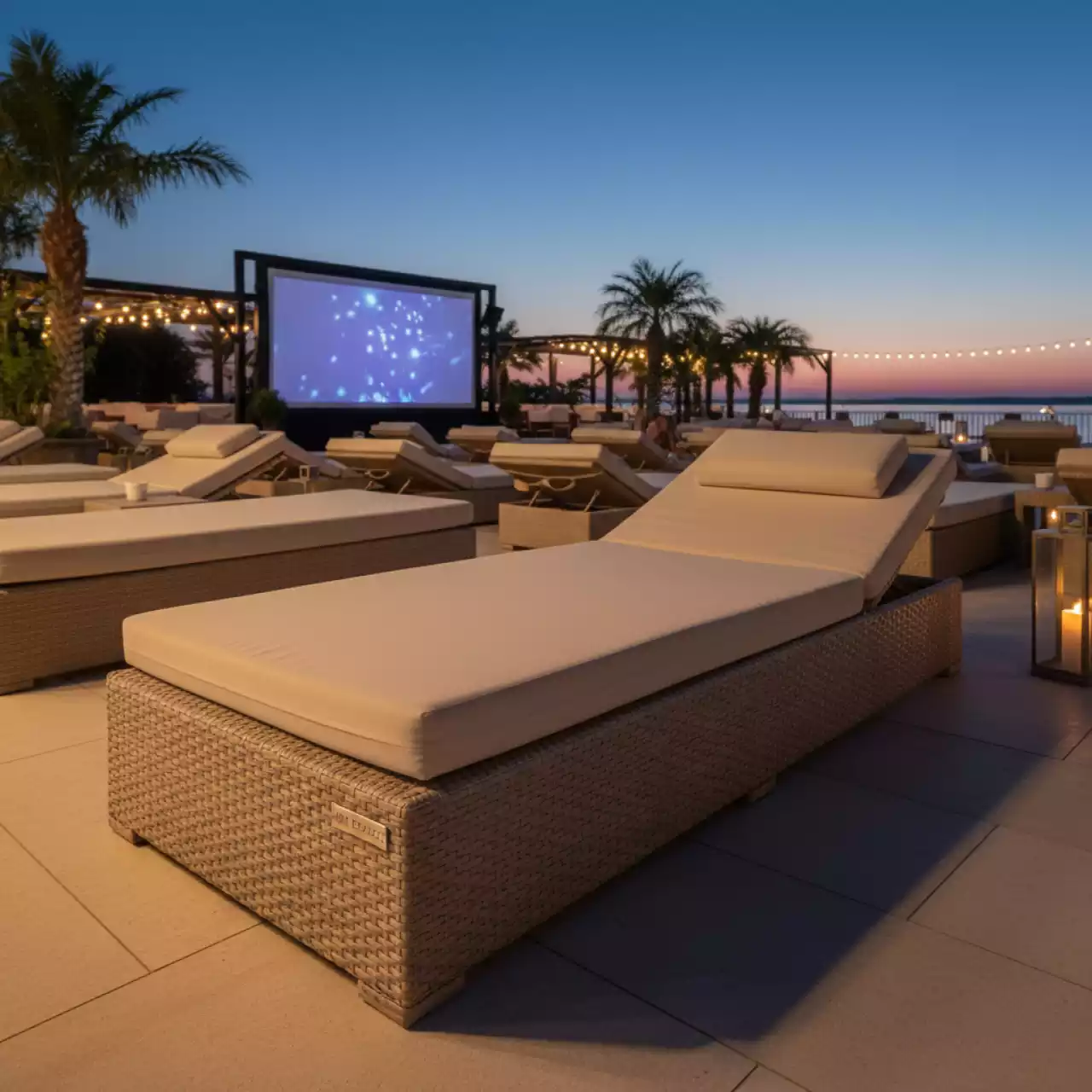 Аренда Лежак плетеный с матрасом Miura Bisque в ресторане «Voda» — ART SPACE