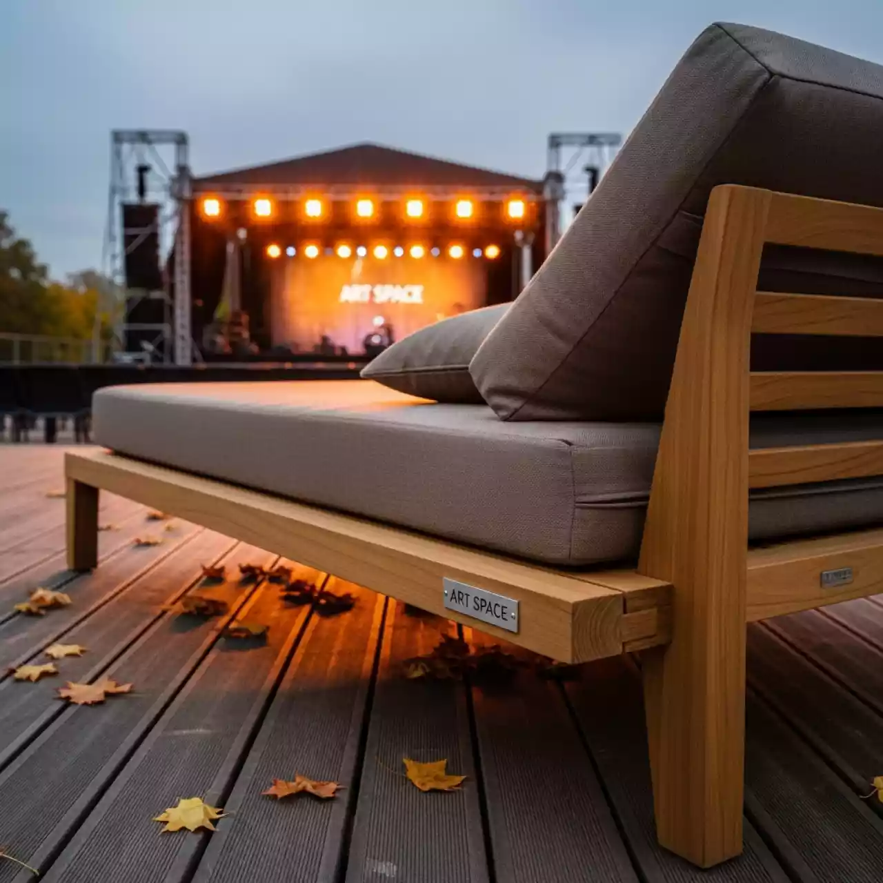 Аренда Лежанка из тика Talara 25773 в ресторане «Voda» — ART SPACE