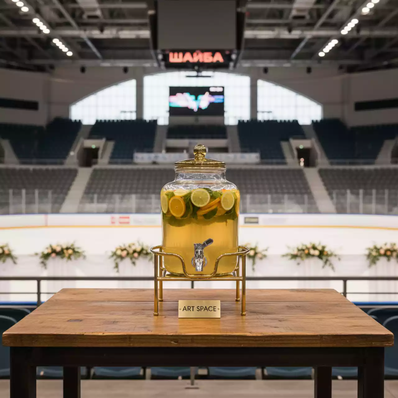 Аренда Лимонадник стеклянный на ножке Голд 5 л высота 52 см в ледовой арене «Шайба» — ART SPACE