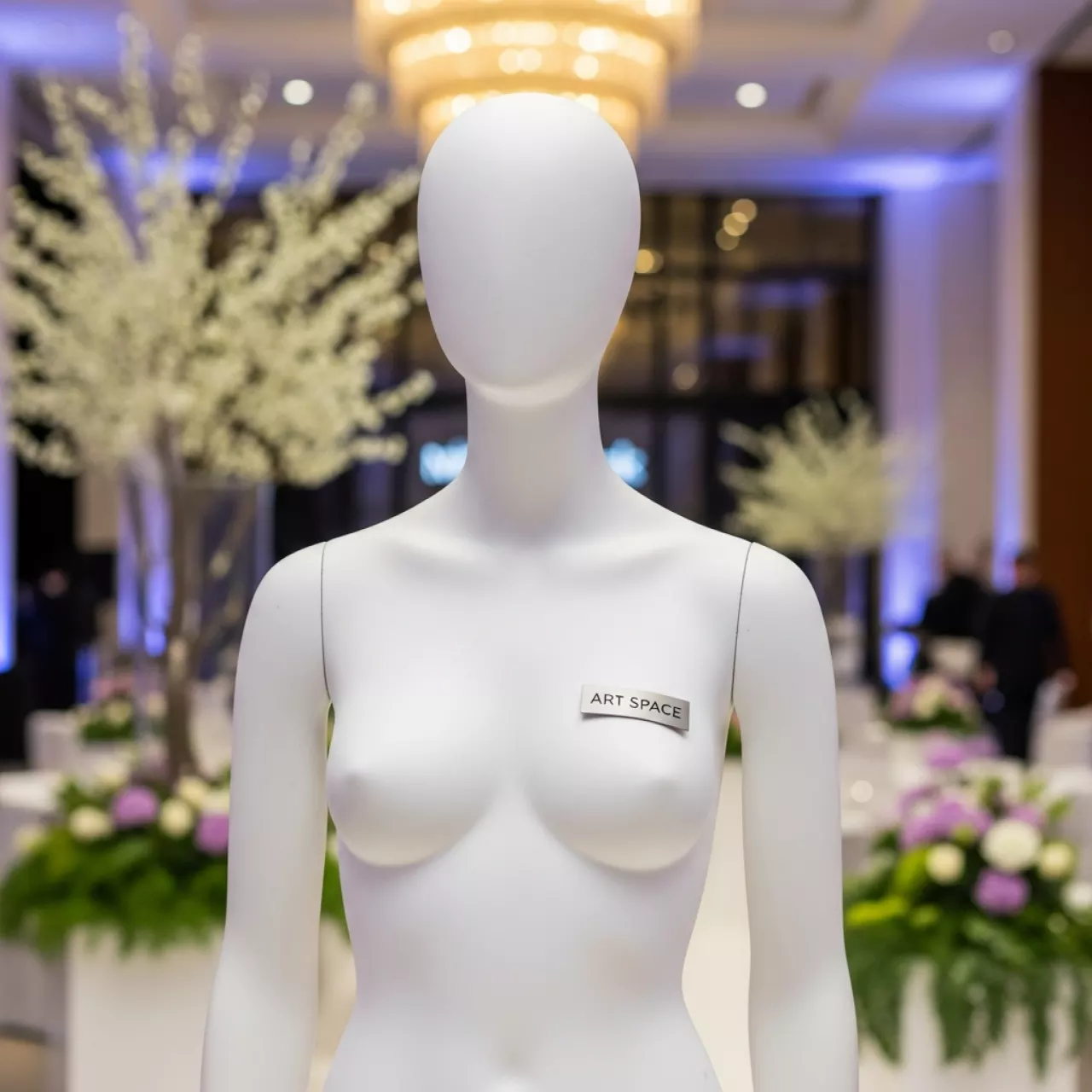Аренда Манекен женский White в Mövenpick Hotel — ART SPACE
