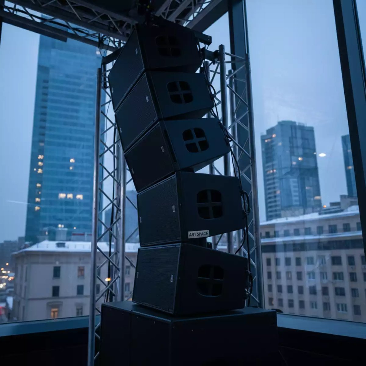 Аренда Массив рупорный Clark Alpha Touring System в ресторане «Высота 5642» — ART SPACE