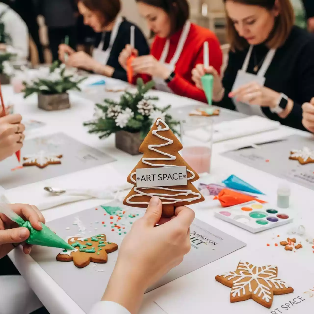 Аренда Мастер класс по росписи пряников на елку в отеле Radisson Lazurnaya — ART SPACE