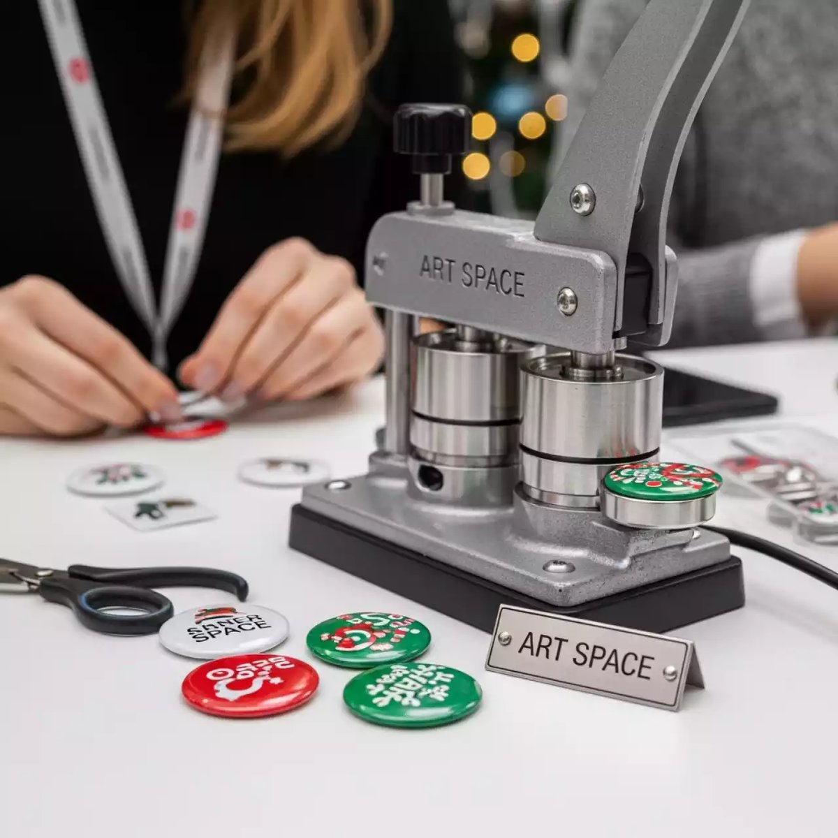 Аренда Мастер класс по созданию новогодних закатных значков на курорте «Газпром» (Альпика) — ART SPACE