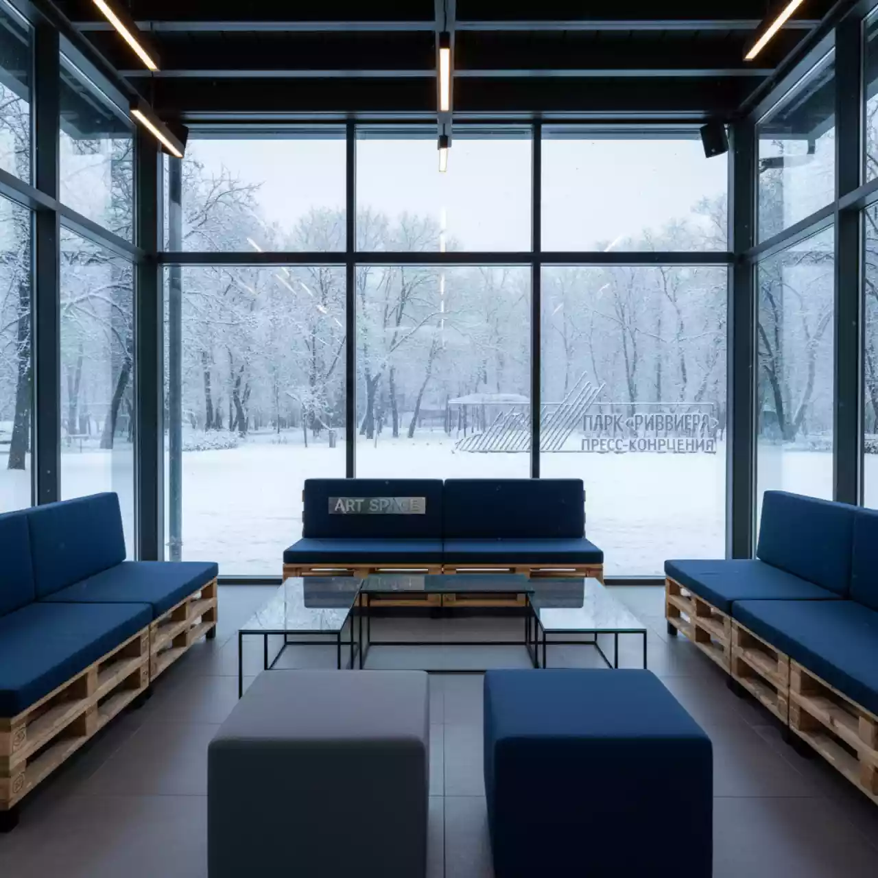 Аренда Мебель из паллет столы диваны оттоманы в парке «Ривьера» — ART SPACE
