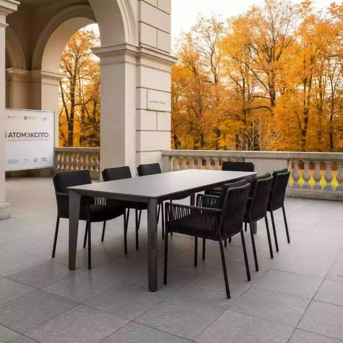 Аренда Мебельная группа Dolla Festa каркас карбон стол алюминий 180 ткань черная на вилле «Анна» — ART SPACE