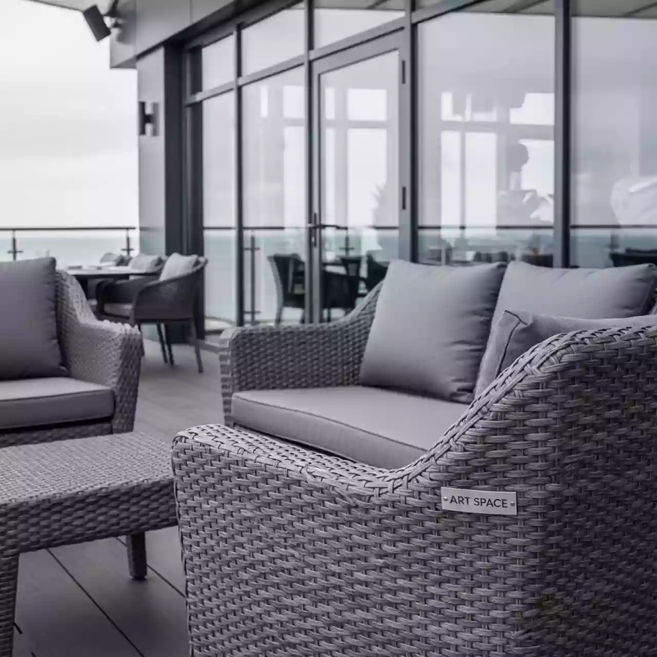 Аренда Мебельная группа Эспрессо 118 R плетеная графитовая в ресторане «Магеллан» — ART SPACE