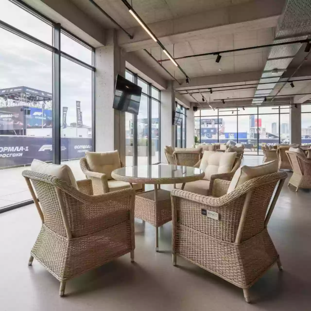 Аренда Мебельная группа Эспрессо 80 R плетеная бежевая в Mercure Сочи Центр — ART SPACE