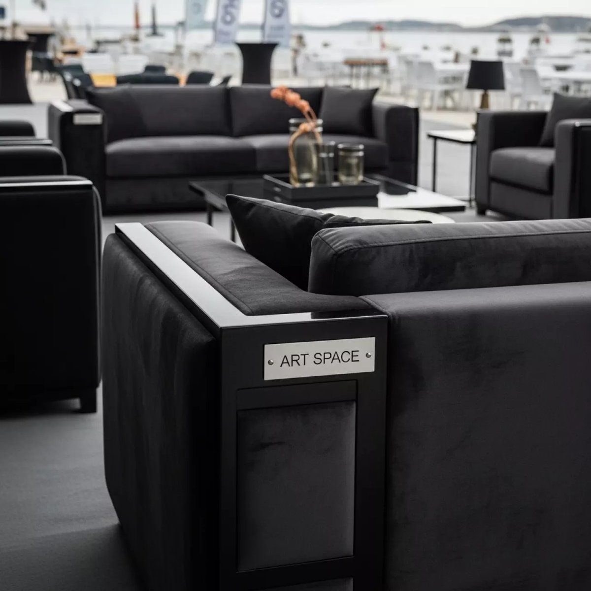 Аренда Мебельная группа PRIMAVERA карбон антрацит с подлокотниками в пляжном клубе Del Mar — ART SPACE