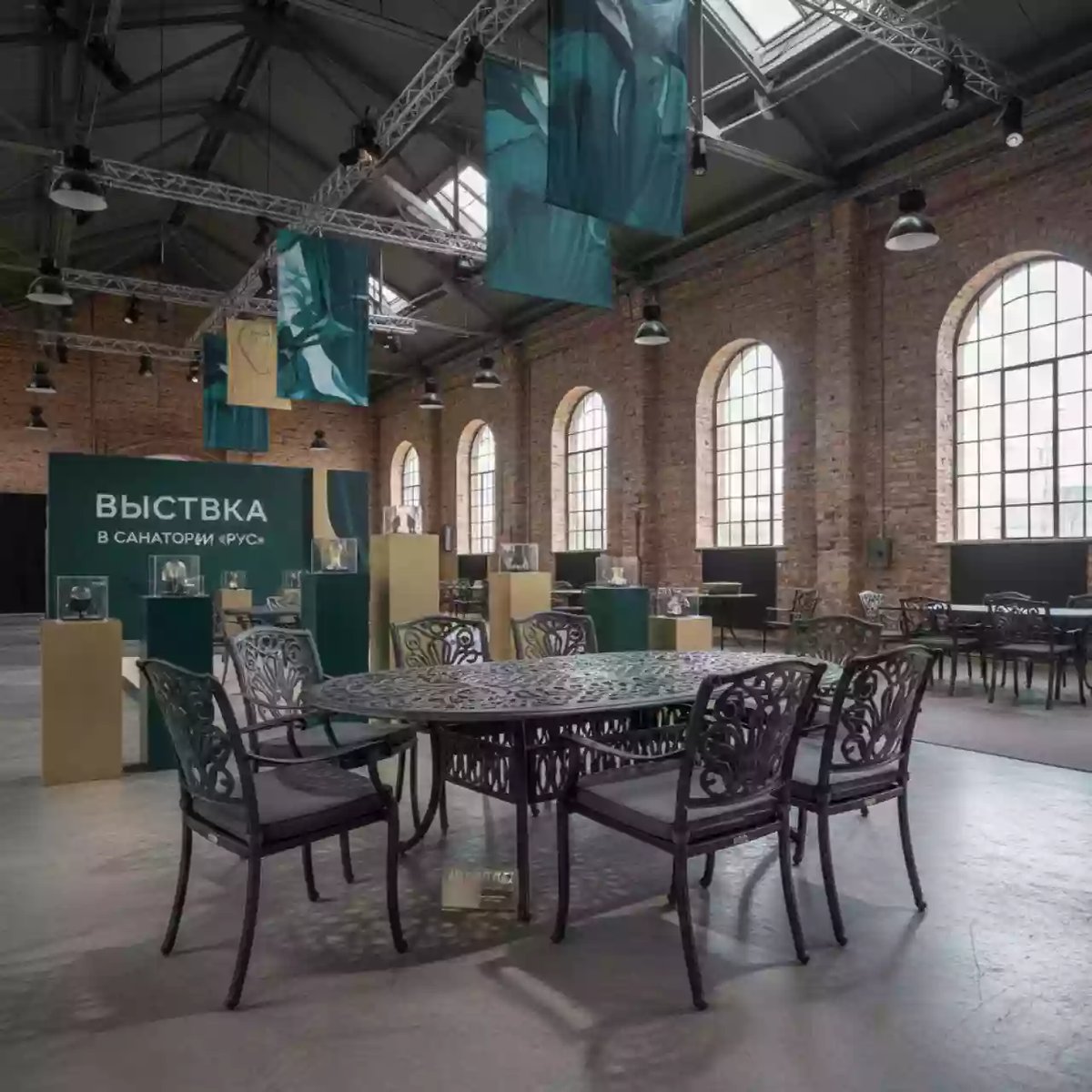Аренда Мебельная группа Royal Family WILHELM из литого алюминия с овальным столом на 8 персон в санатории «Русь» — ART SPACE