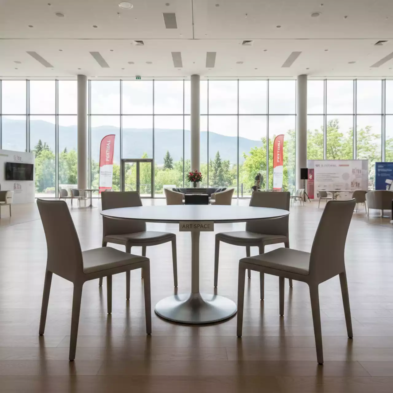 Аренда Мебельная группа стол Лидер 4 стула Хит в конгресс-холле отеля Жемчужина — ART SPACE