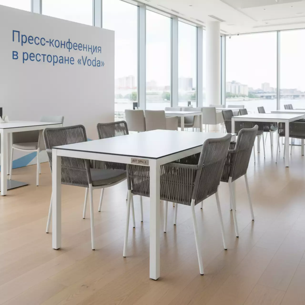 Аренда Мебельная группа Венето на 4 персоны со стульями Марокко белый каркас серый роуп в ресторане «Voda» — ART SPACE