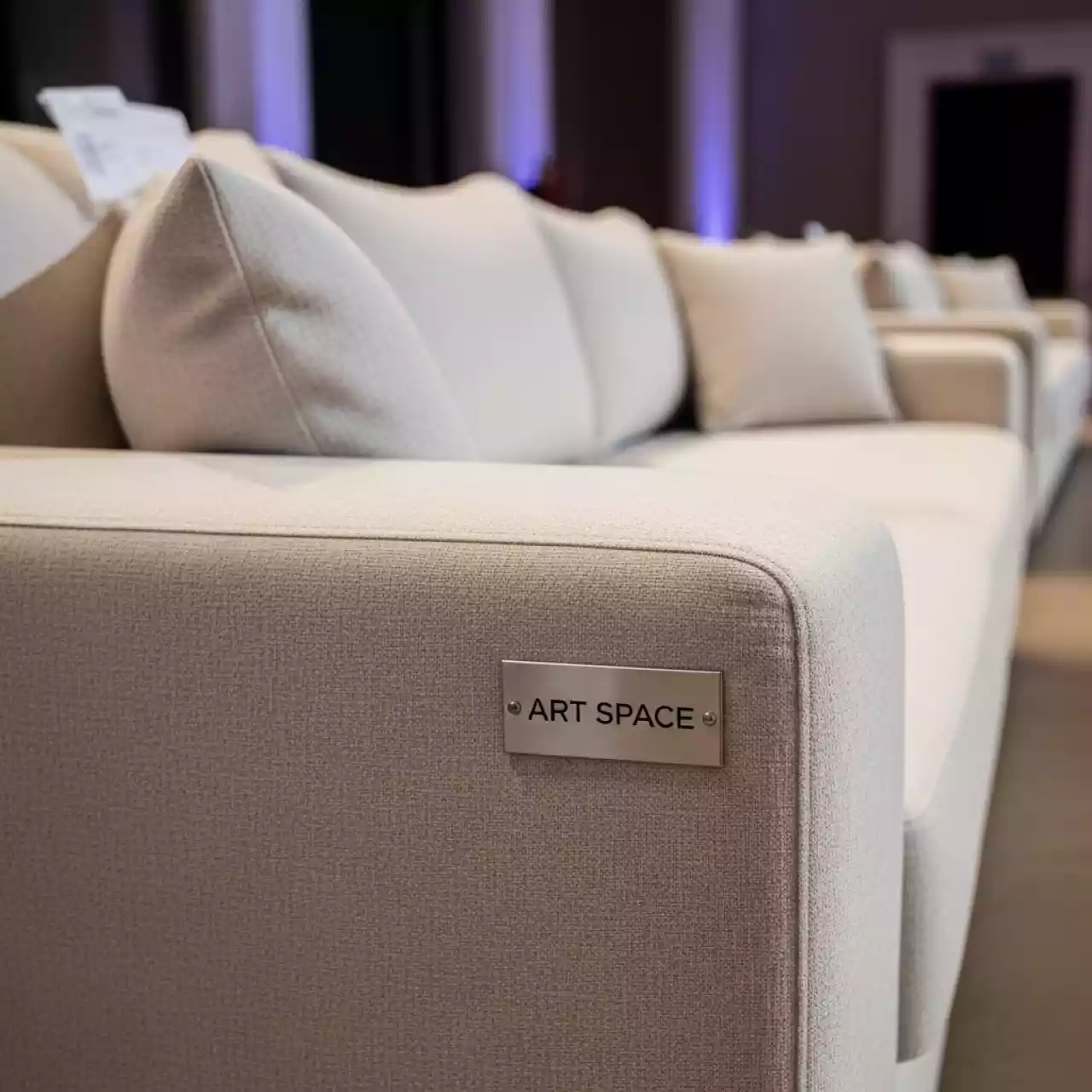 Аренда Мебельная группа Voglie белый бежевый 180 без подлокотников в Зимнем театре — ART SPACE