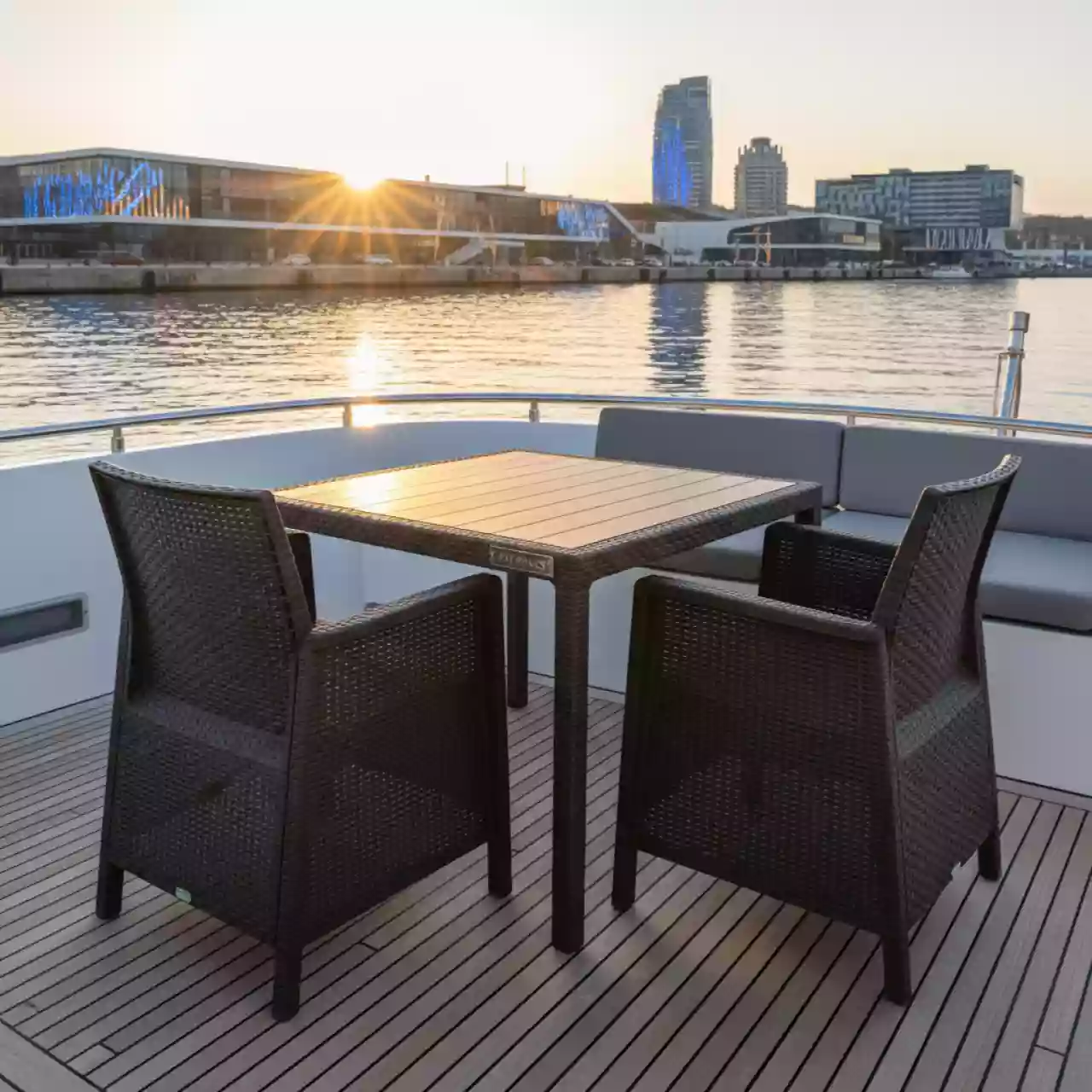 Аренда Мебельная группа Ялта Kvaatro 2 тёмно коричневая из пластика под искусственный ротанг на VIP-яхте (Имеретинский порт) — ART SPACE