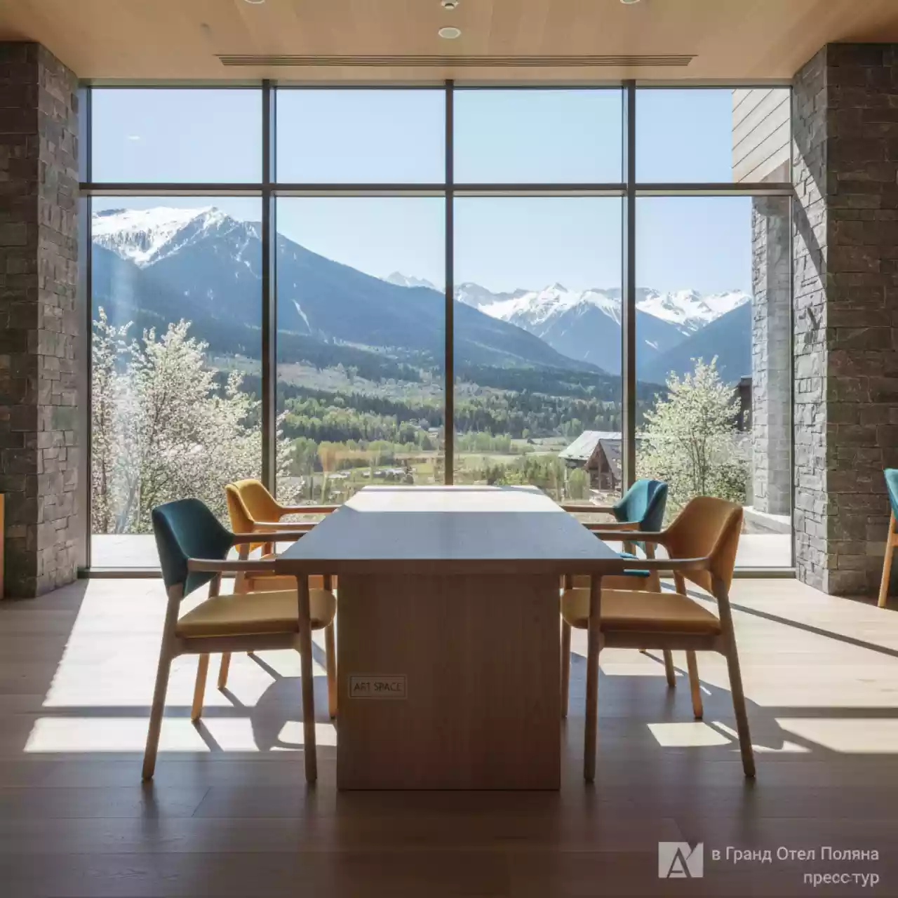 Аренда Мебельный комплект Амиго 2 стол Ливорно 4 стула Амиго в Гранд Отель Поляна — ART SPACE