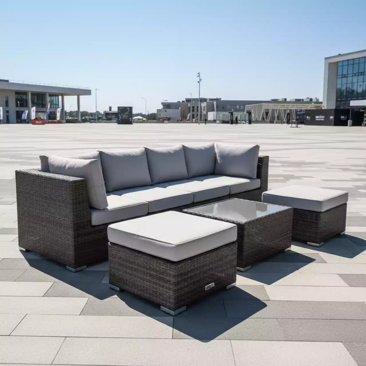 Аренда Мебельный комплект Драмен стол 2 угловых кресла 2 пуфа ротанг серо коричневый на Медальной площади — ART SPACE