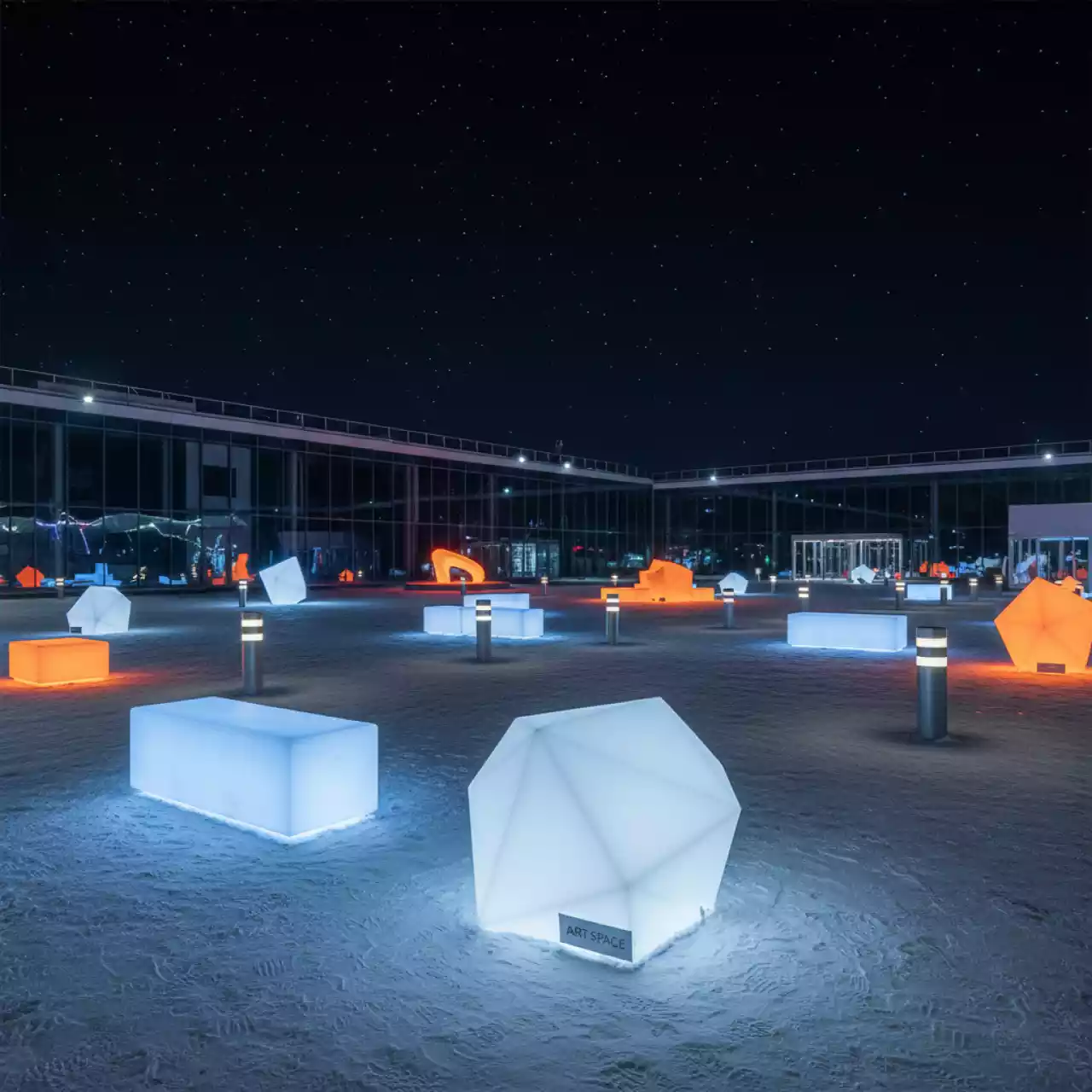 Аренда Мебель светильники светящиеся фигуры столбики ограждения в Университете «Сириус» — ART SPACE