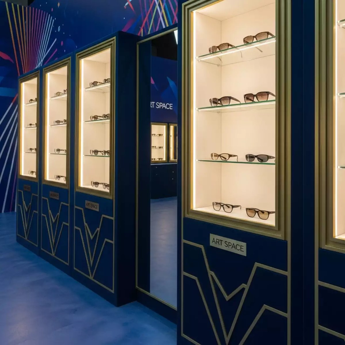 Аренда Мебель торговая для салона оптики на Медальной площади — ART SPACE