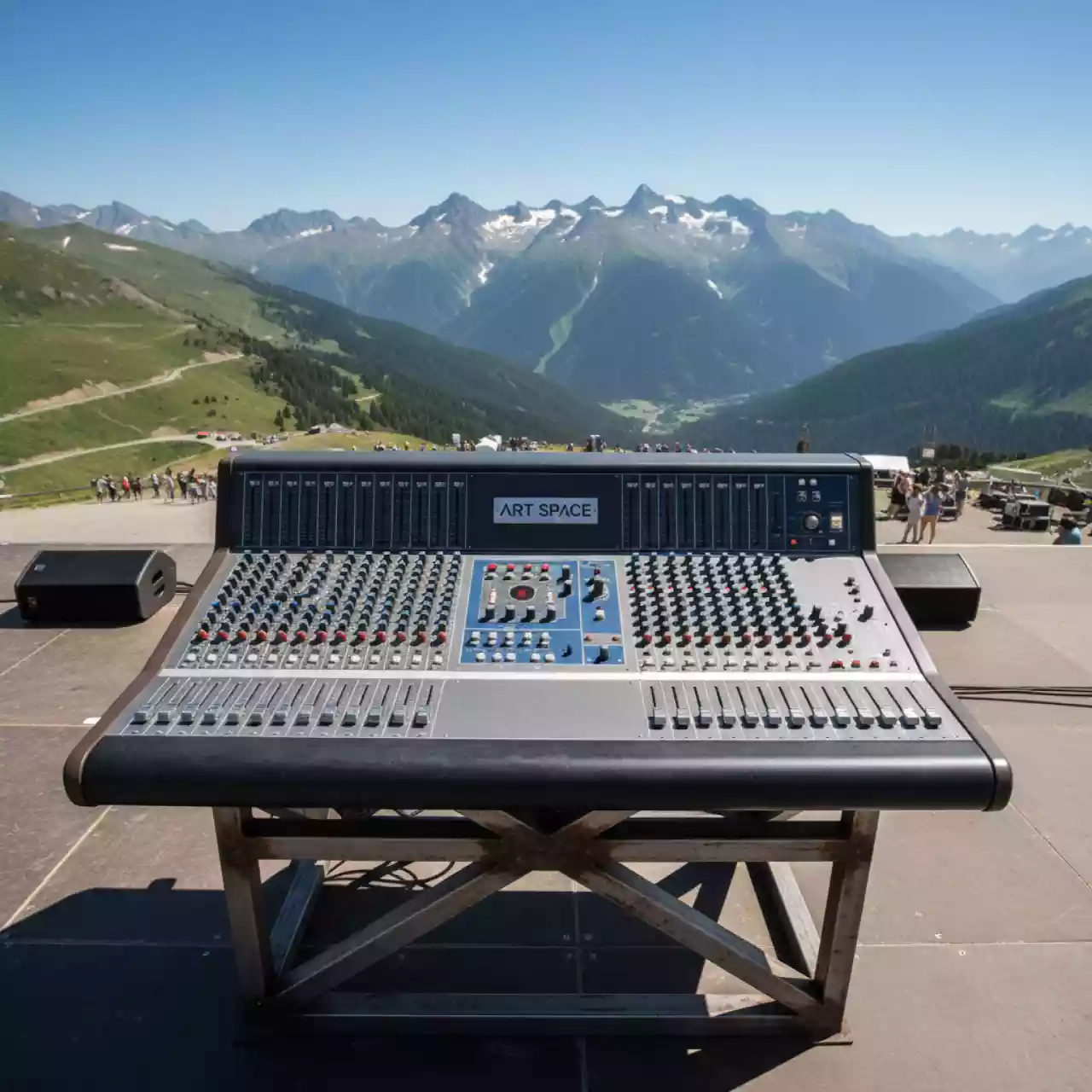 Аренда Микшерный пульт аналоговый для зала на площадке Rosa Peak (2320м) — ART SPACE