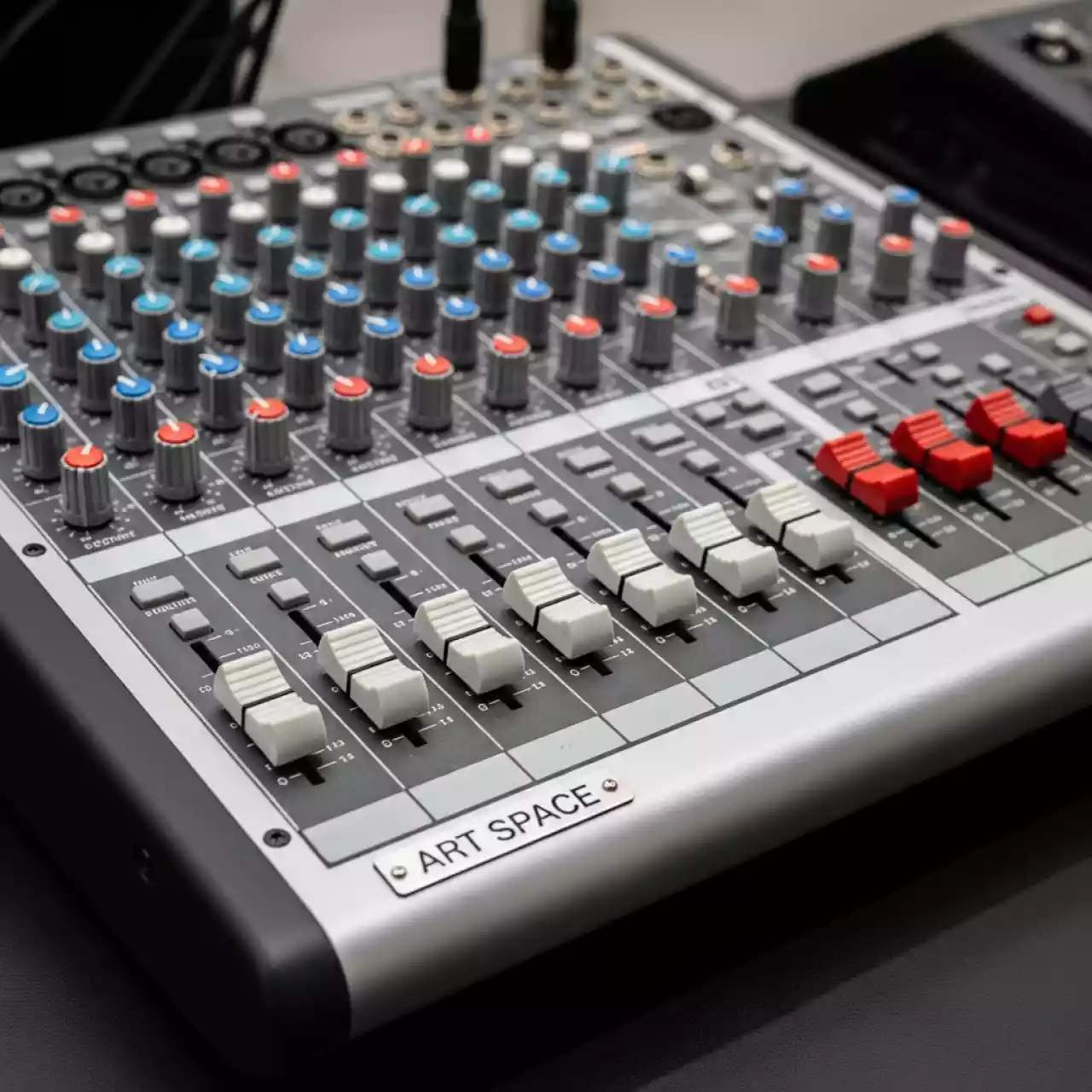 Аренда Микшерный пульт аналоговый Yamaha MG124C в МФК «Горный» — ART SPACE