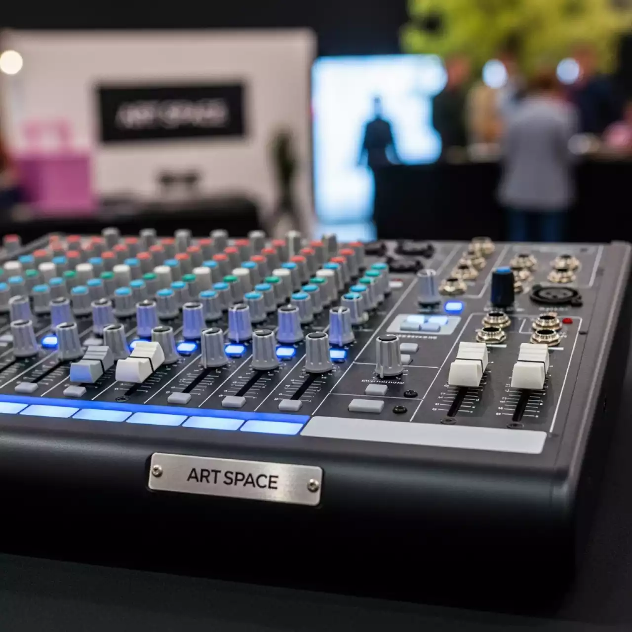 Аренда Микшерный пульт Behringer Xenyx QX 1222USB в Panorama by Mercure — ART SPACE