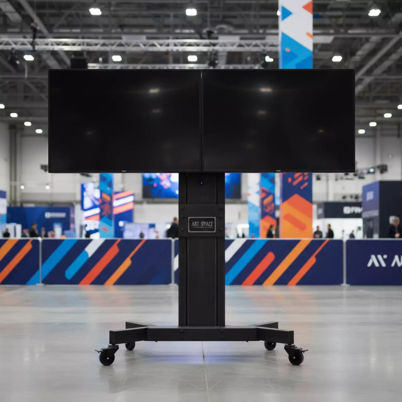 Аренда Мобильная стойка для 2 дисплеев MediaPro 1200 в МФК «Горный» — ART SPACE