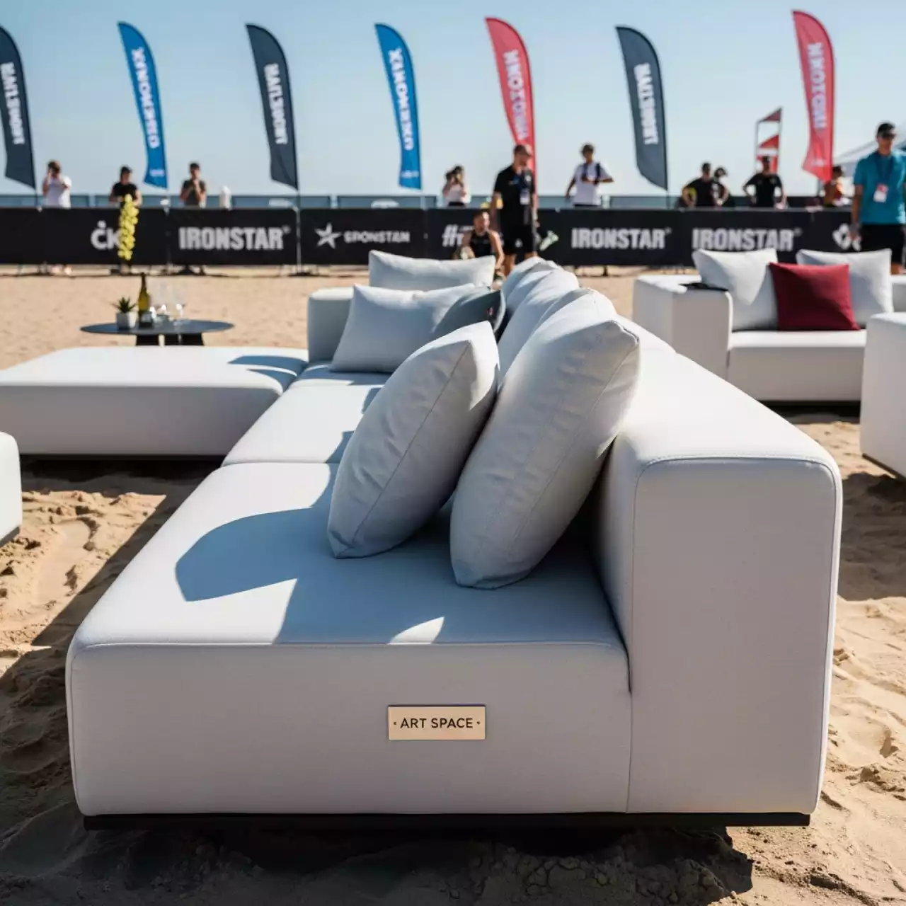 Аренда Модуль 9.Zero центральный с подушками на пляже «Ривьера» — ART SPACE