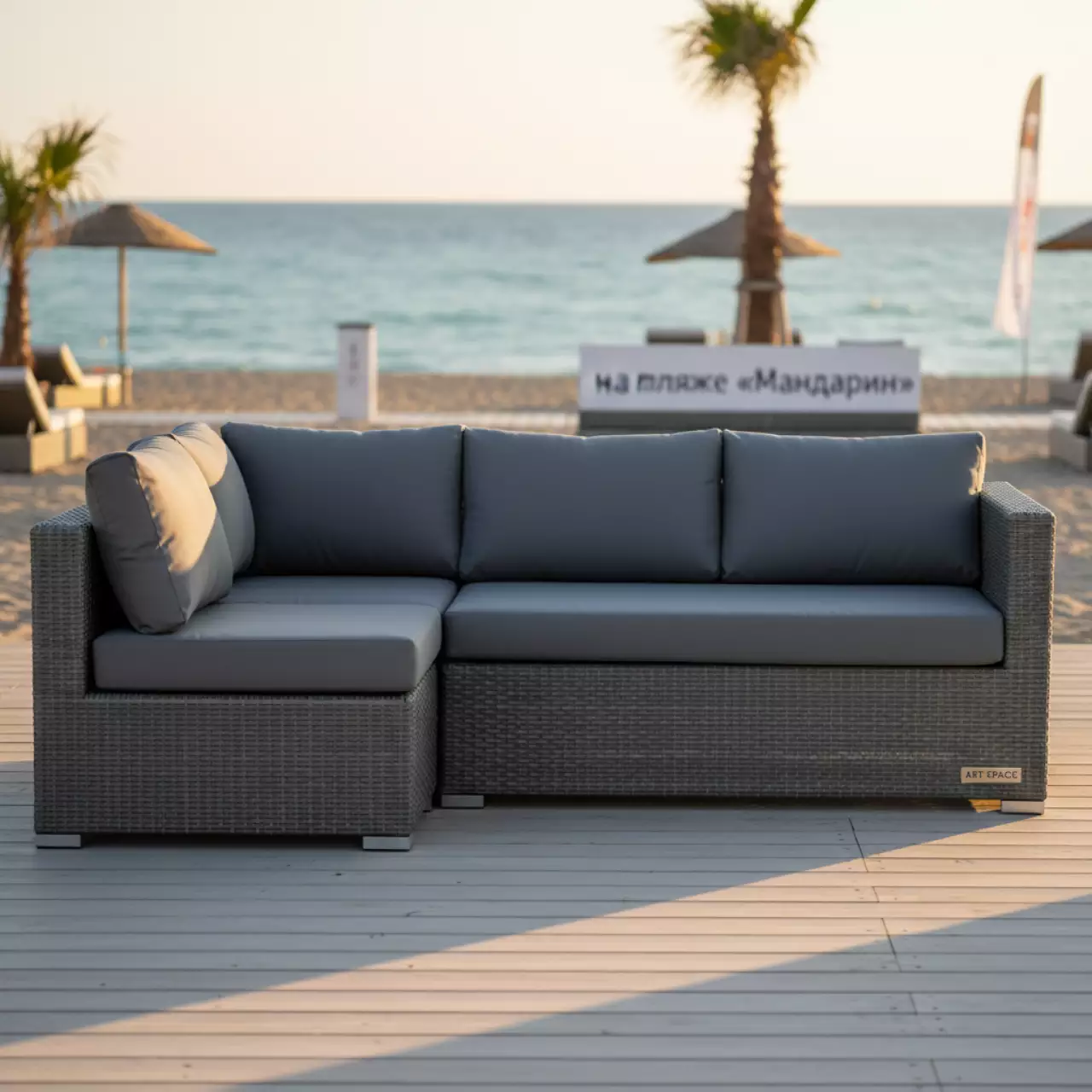 Аренда Модуль диванный угловой Лунго с подушками серый искусственный ротанг гиацинт на пляже «Мандарин» — ART SPACE