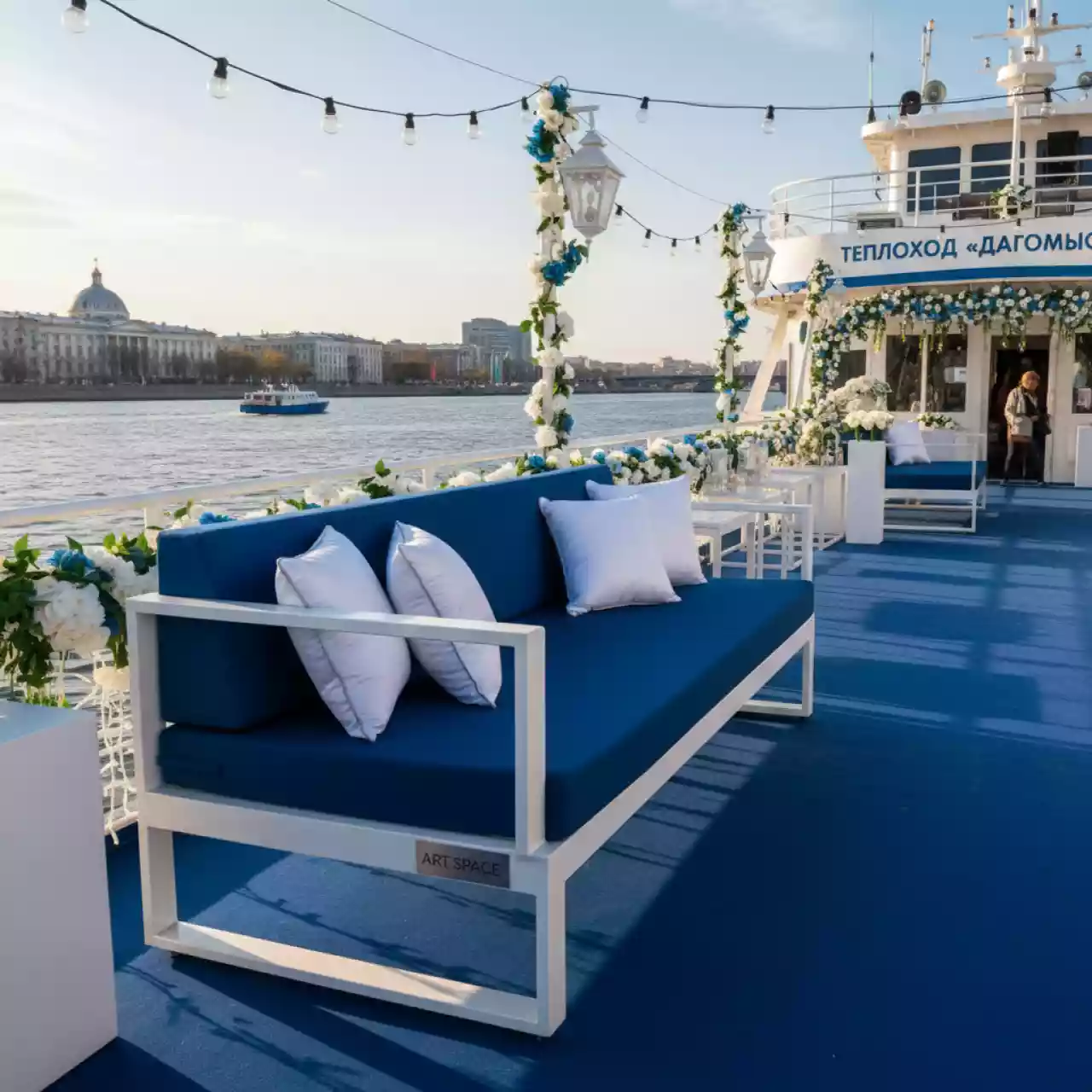 Аренда Модуль левый с подушкой The Factory на теплоходе «Дагомыс» — ART SPACE