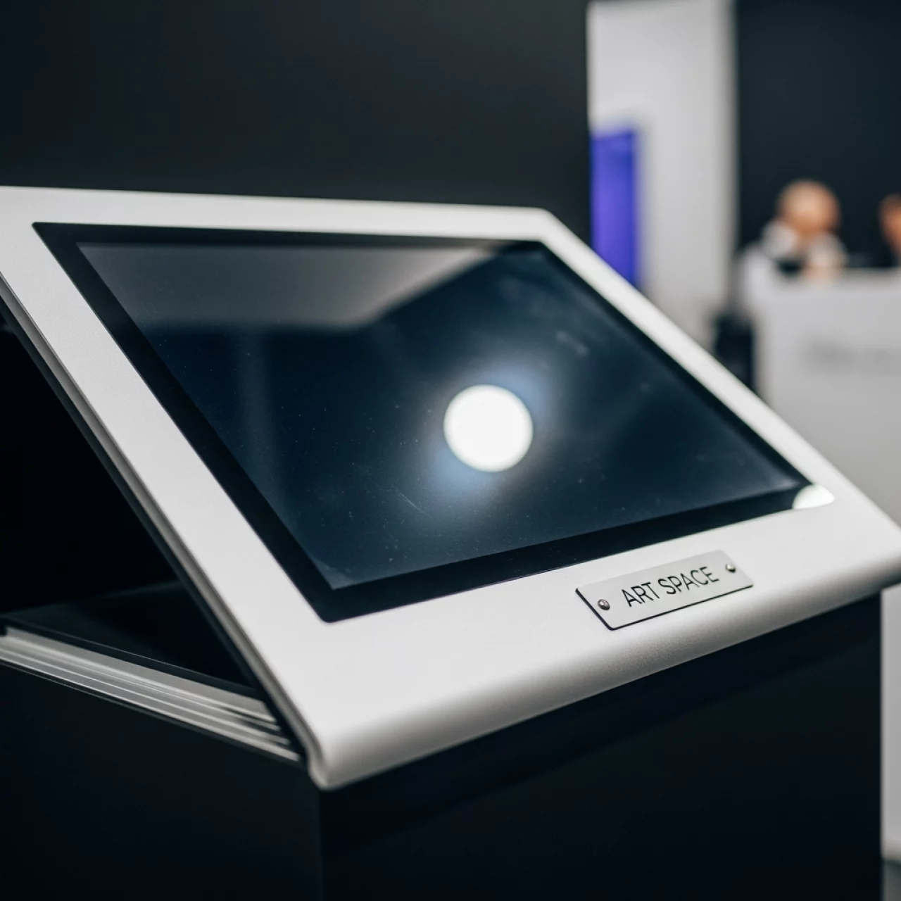 Аренда Монитор выдвижной моторизированный Wize Pro WR 15GF Touch silver в Karat Resort — ART SPACE