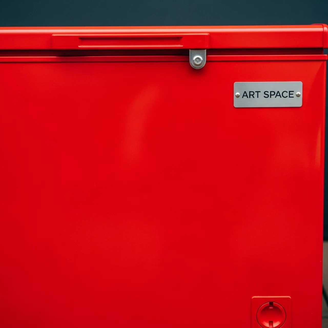 Аренда Морозильный ларь средний красный в пляжном комплексе VinoGrad — ART SPACE