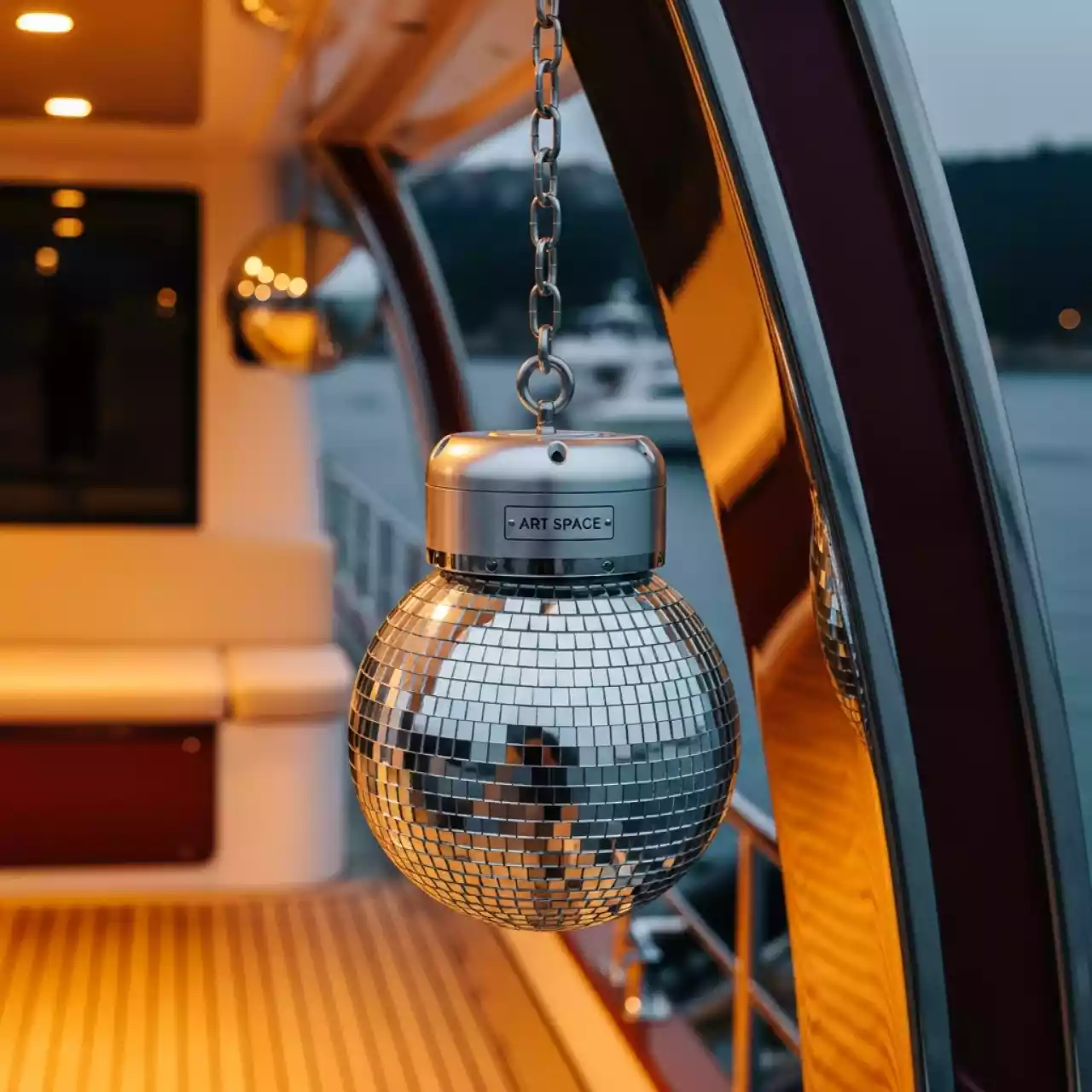 Аренда Мотор для зеркального шара на батарейках с цепью на VIP теплоходе (Морпорт Сочи) — ART SPACE