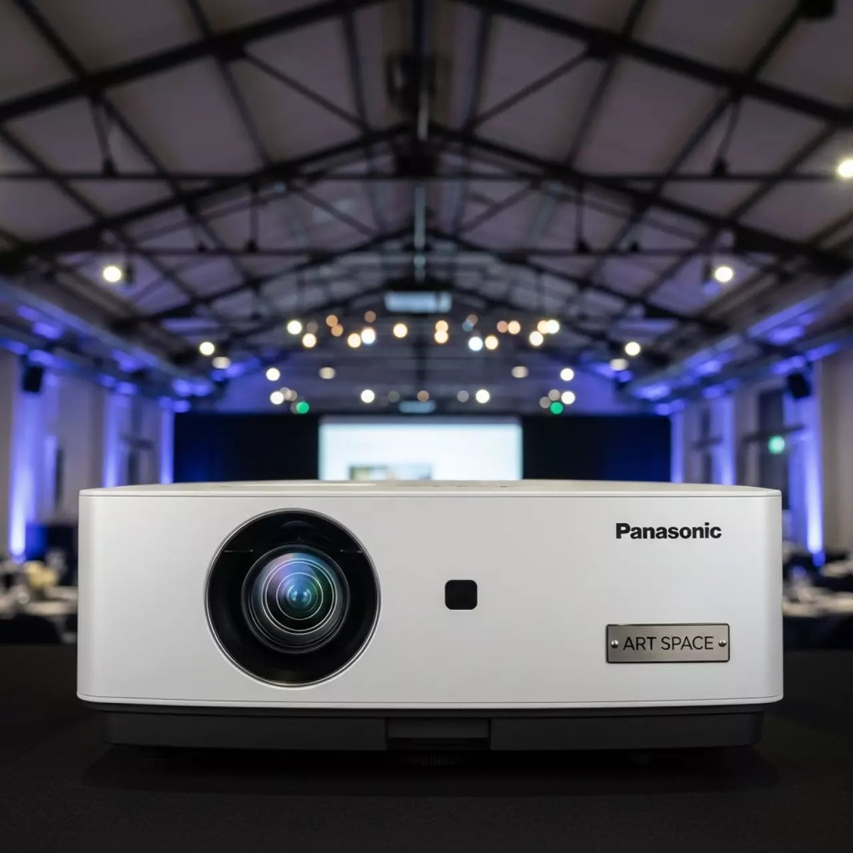Аренда Мультимедийный проектор Panasonic PT RZ17KE в банкетном зале «Дельфин» — ART SPACE