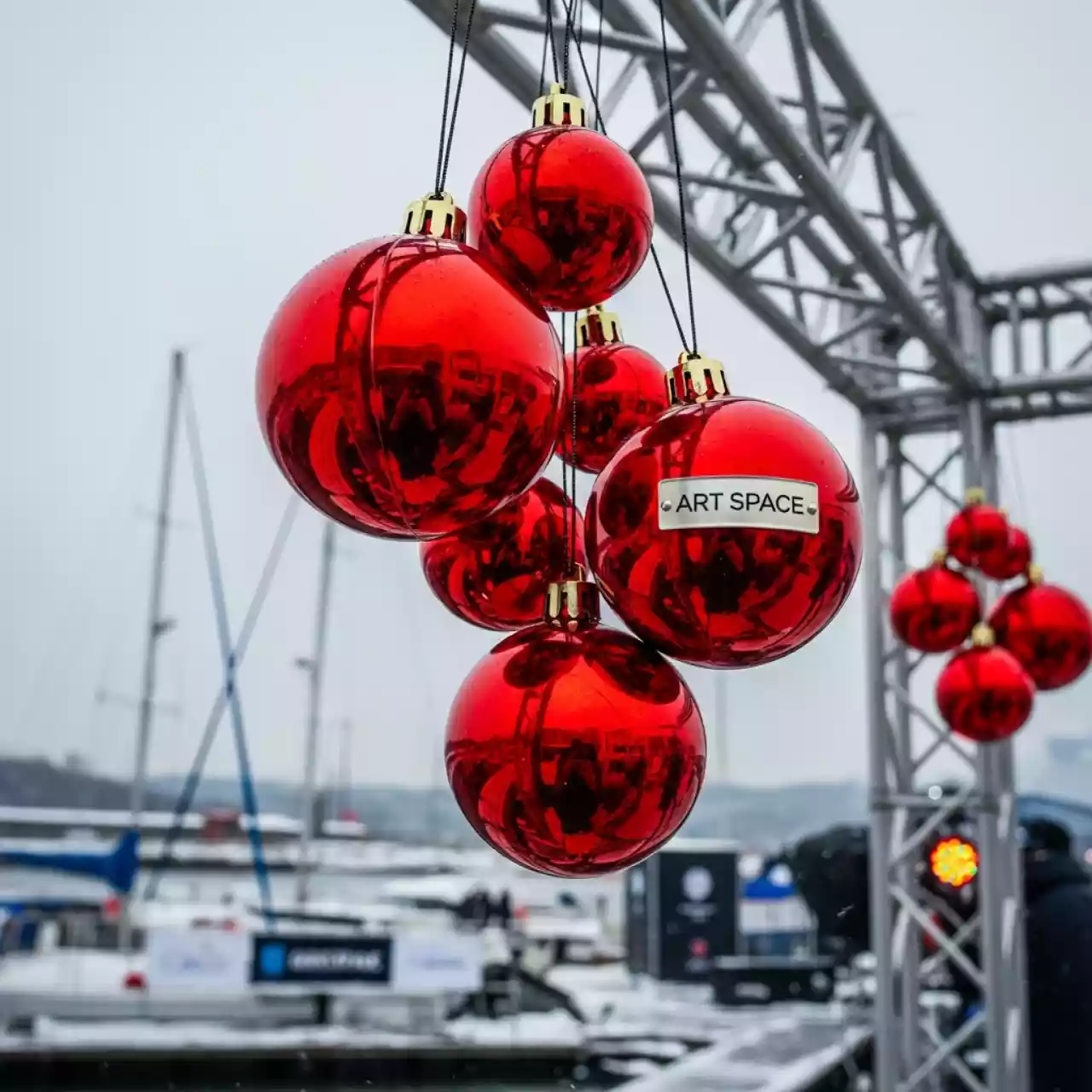 Аренда Набор елочных шаров Winter Glade пластик 8 см красный микс на парусной регате (Сочи) — ART SPACE
