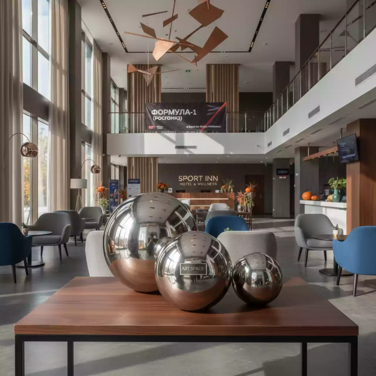 Аренда Набор настольной скульптуры Шары Фамилия серебряные в Sport Inn Hotel & Wellness — ART SPACE