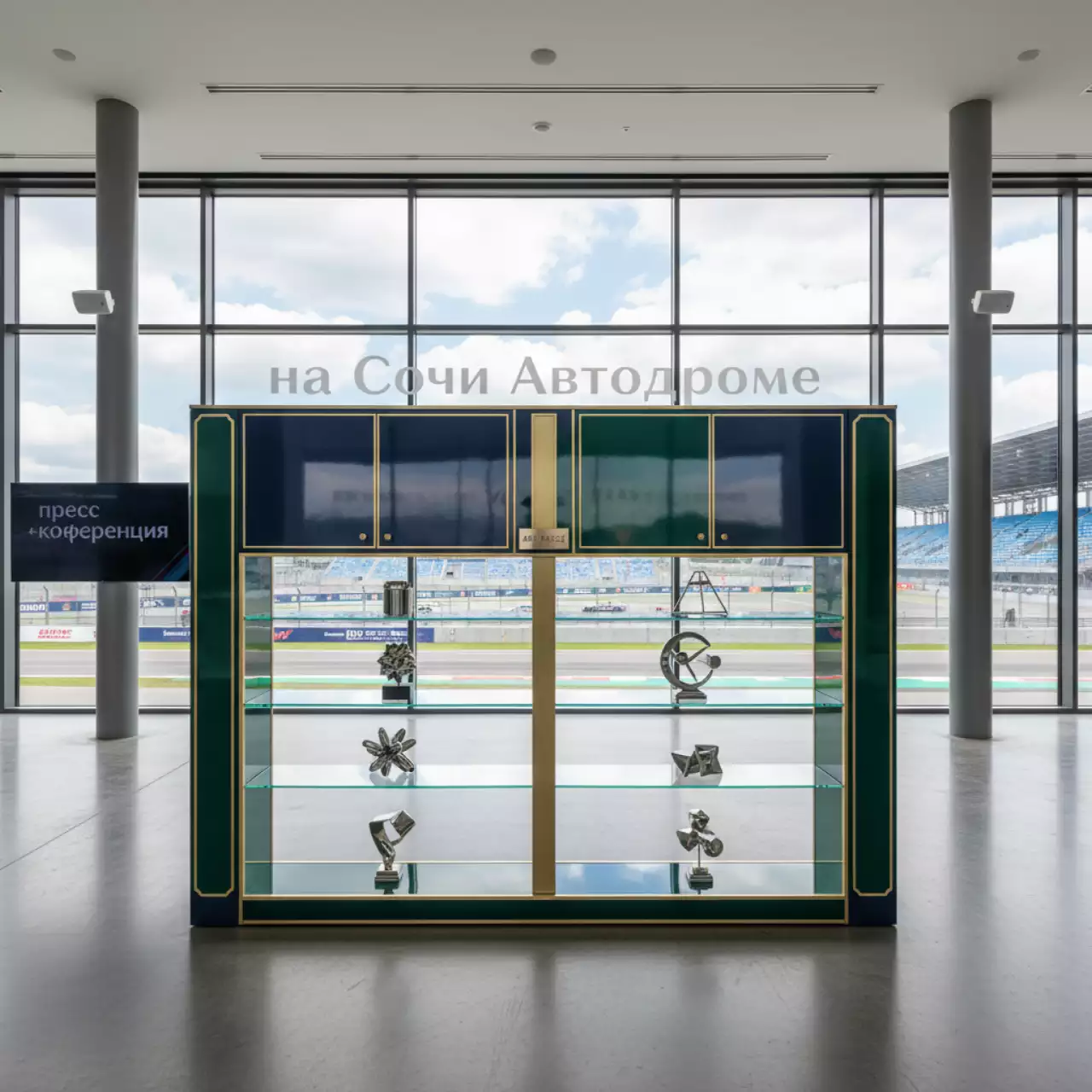 Аренда Надстройка стеллажа с дверцами и открытой нижней зоной на Сочи Автодроме — ART SPACE